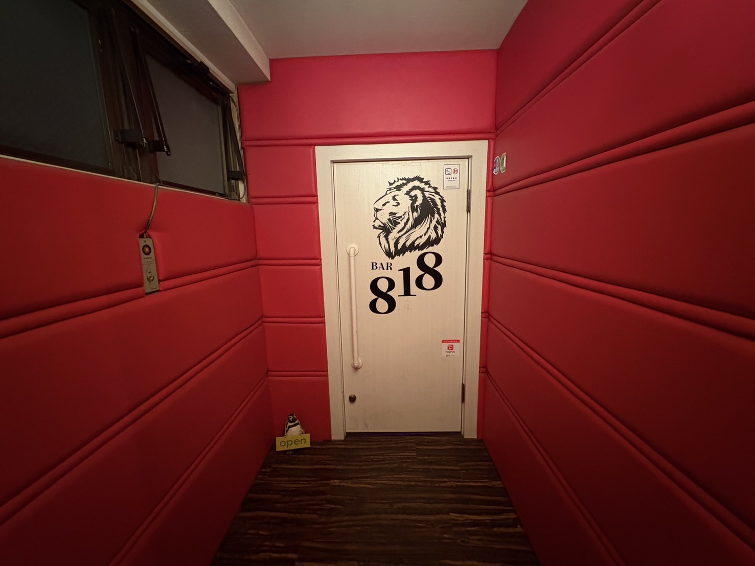 BAR818のエントランス 大宮区仲町の隠れ家バー入口