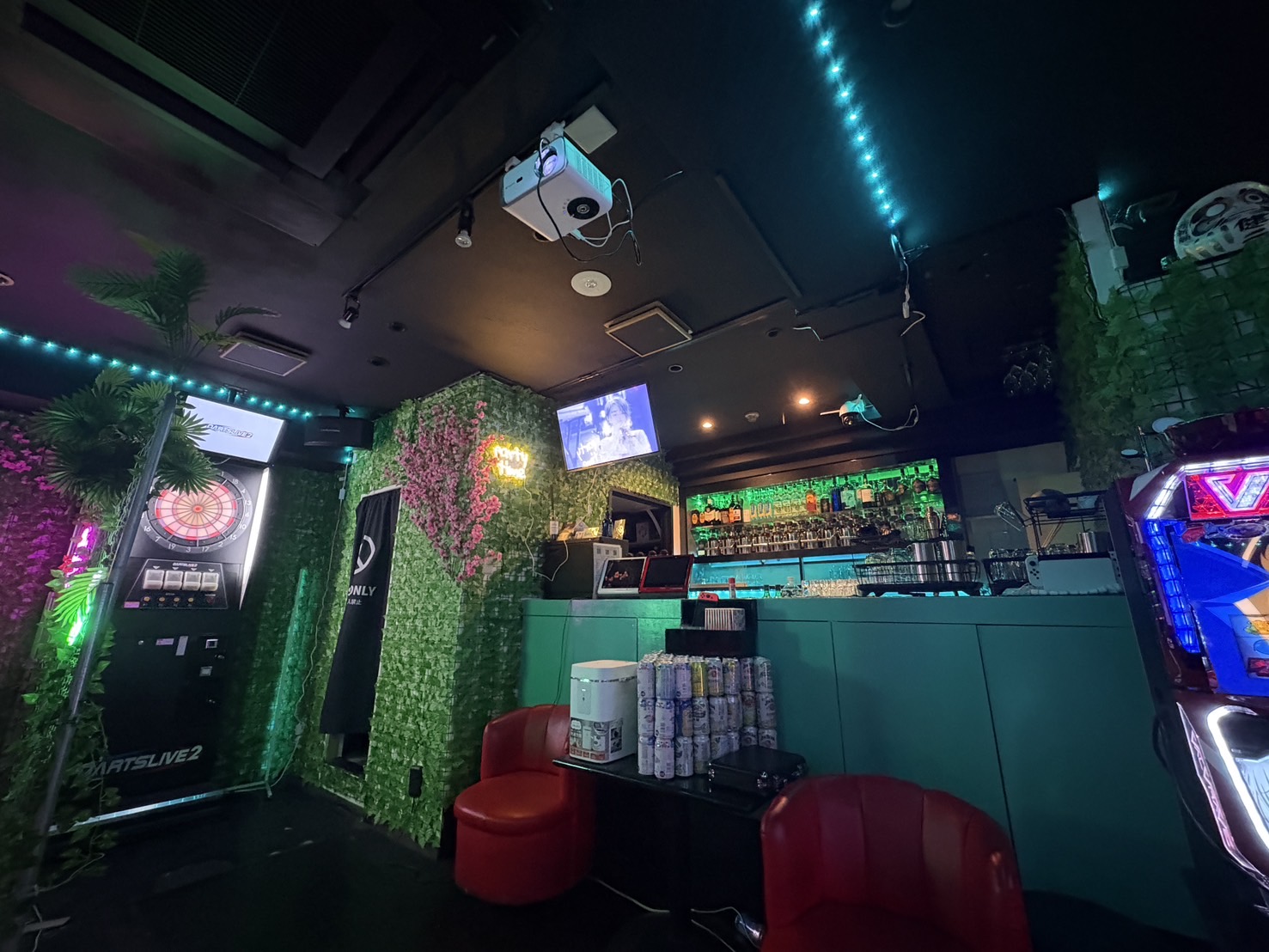 BAR818のダーツエリアとカウンター席 DartsLive2完備