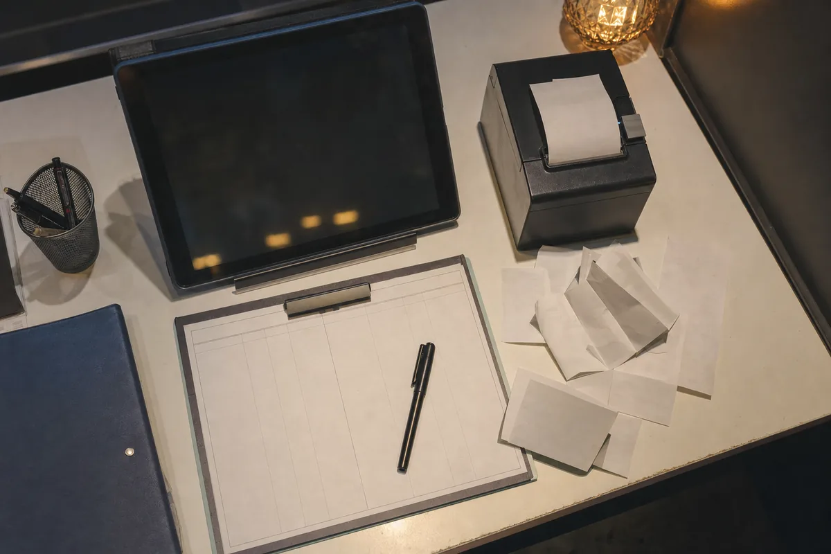 営業後の締め作業を確認するタブレットPOS、レシート、帳票